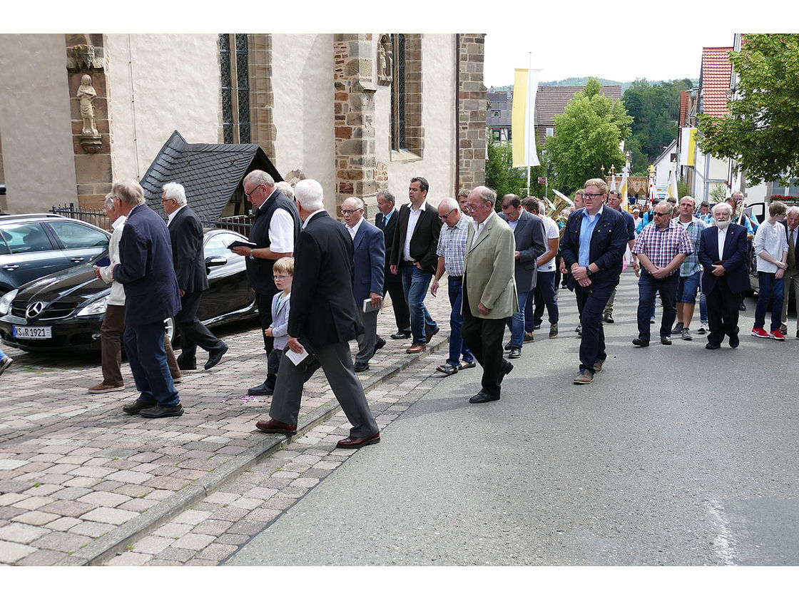 Fronleichnamsprozession durch die Straßen von Naumburg (Foto: Karl-Franz Thiede)